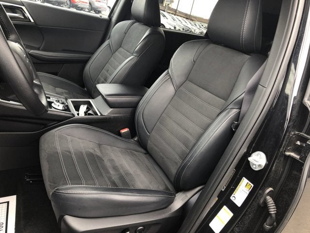 2024 Mitsubishi Outlander Base