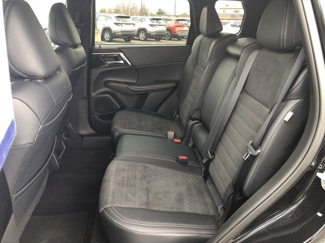 2024 Mitsubishi Outlander Base